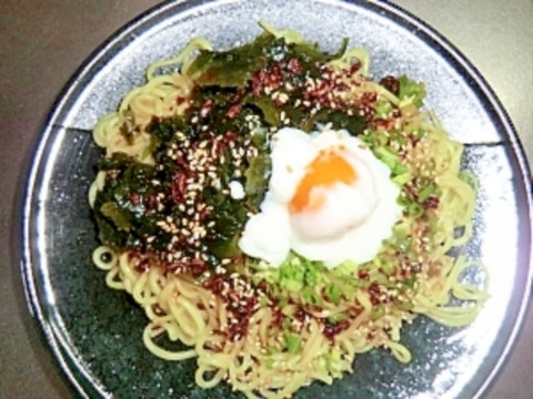 ワカメと温玉中華食べラー油麺